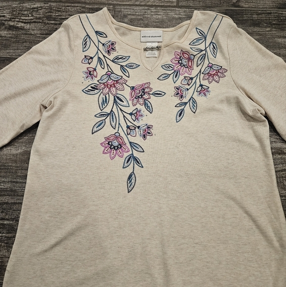 Alfred Dunner Women's Cream Top with Silver Accents And Embroidery Flowers Sz S - Picture 3 of 7